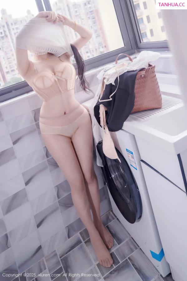   [XiuRen]高清写真图 2025.11.20 No.11010 汐汐爱吃草莓 家政姐姐第17张图片